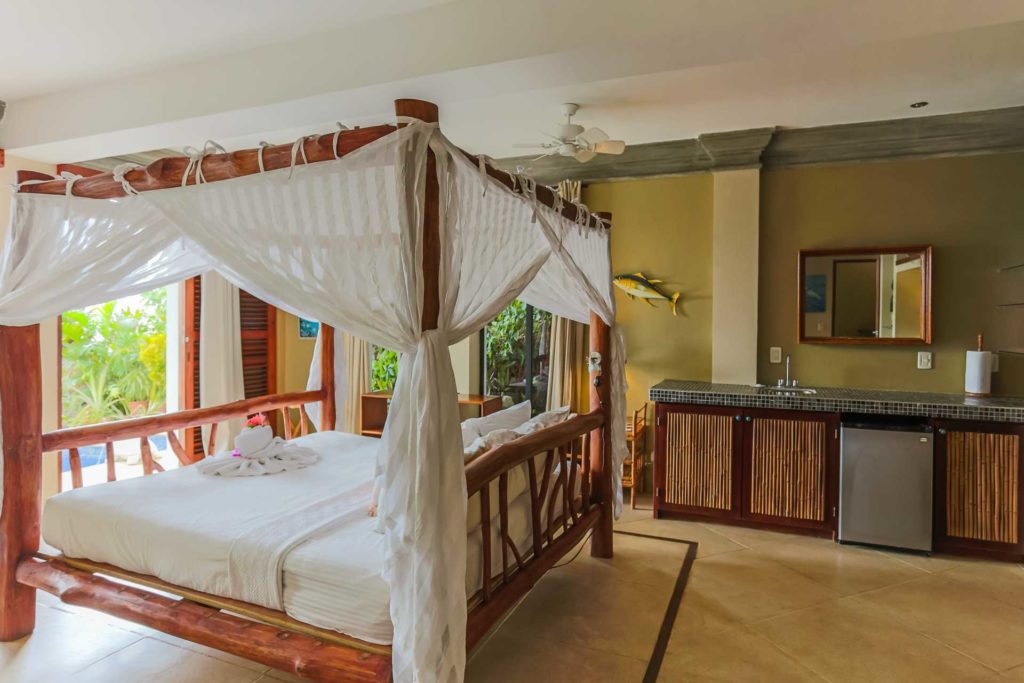 Sleep well in this stunning natural poster bed, this pure tropical paradise is sure to help you forget all your worries.