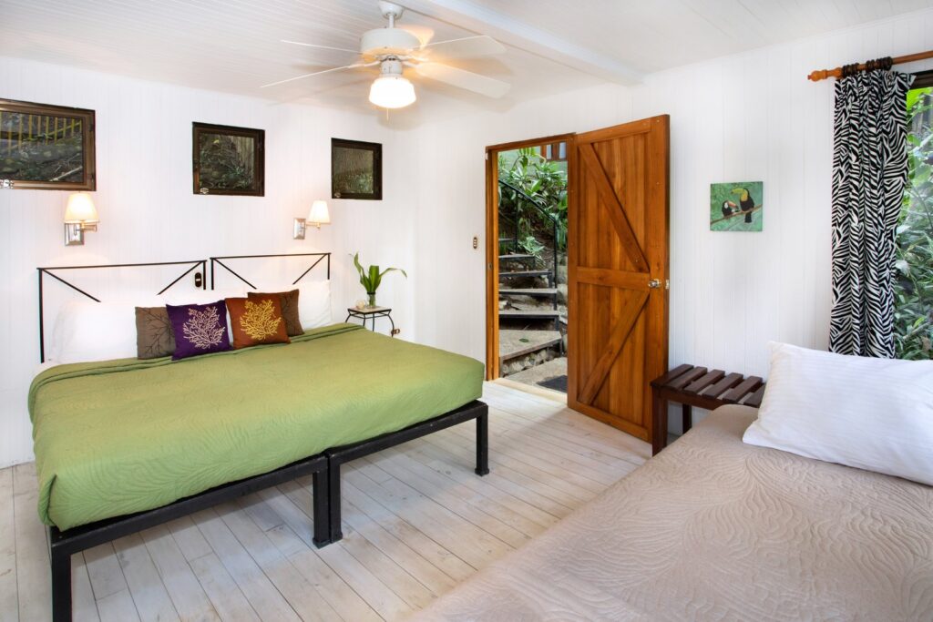 The lower bedroom of the guest cabina has its own bathroom and can sleep three comfortably. 