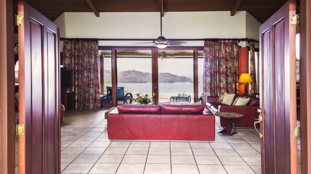 Welcome! Come in and relax by the window and stare out into the blue skies. Mountainous views, open those glass patio doors and step out while at golfo de papagayo