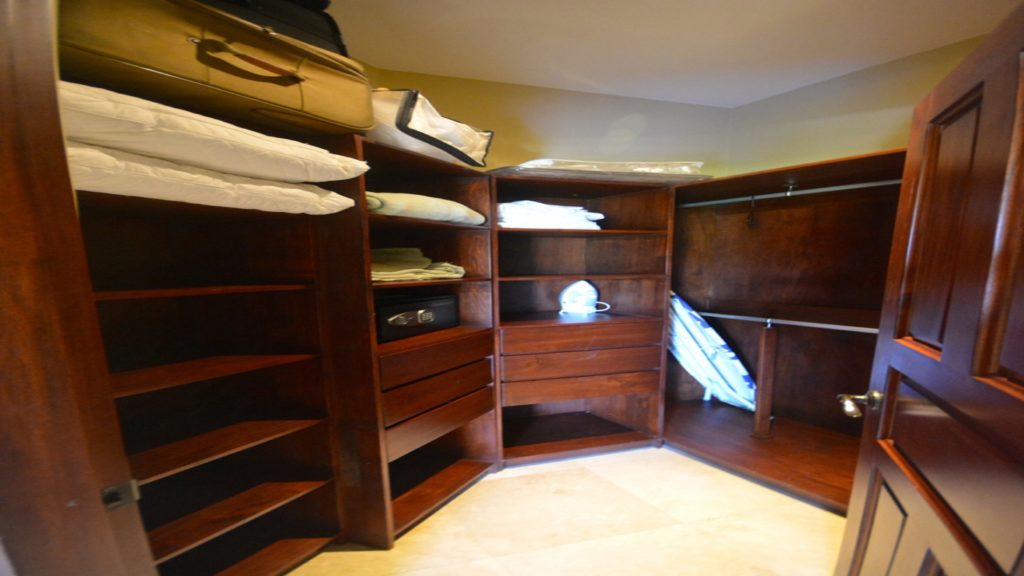 Need room, while in this closet for clothes? Look no further while. This closet truly will fit all yours needs, day to day while providing you with beautiful views at papagayo. 