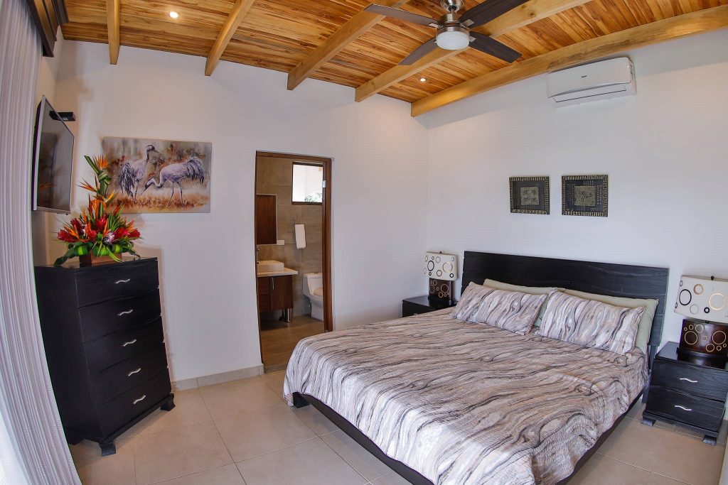 Adorable suite with a king sized bed, perfectly furnished, the right Villa for your lifestyle!!