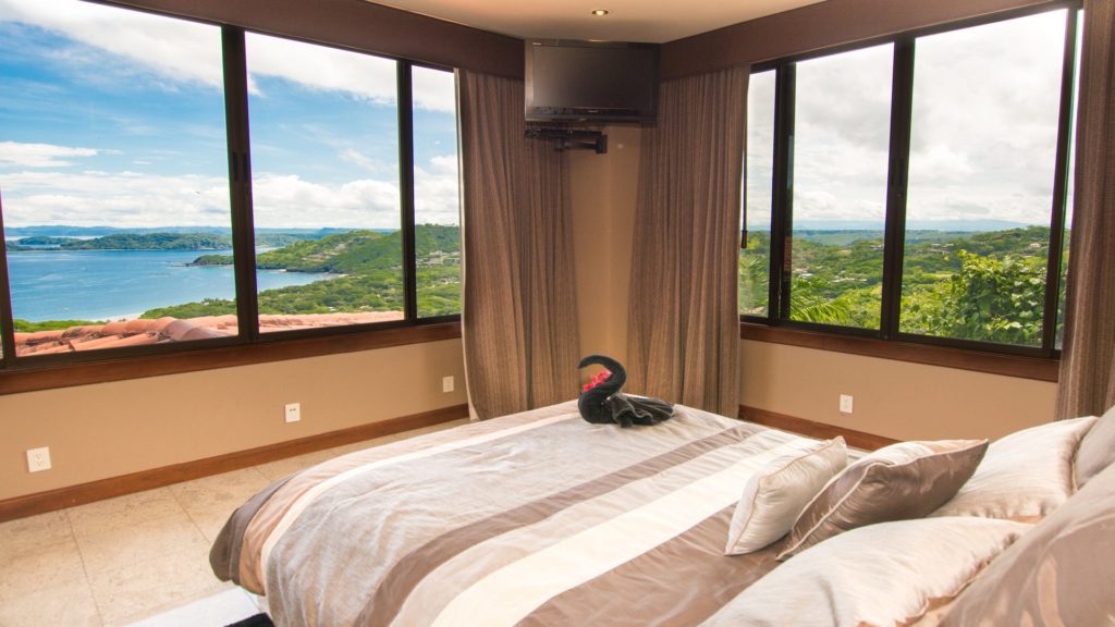 Rest and relaxation. The bedroom is a pleasant area for you to relax with your day with beautiful views at papagayo. 