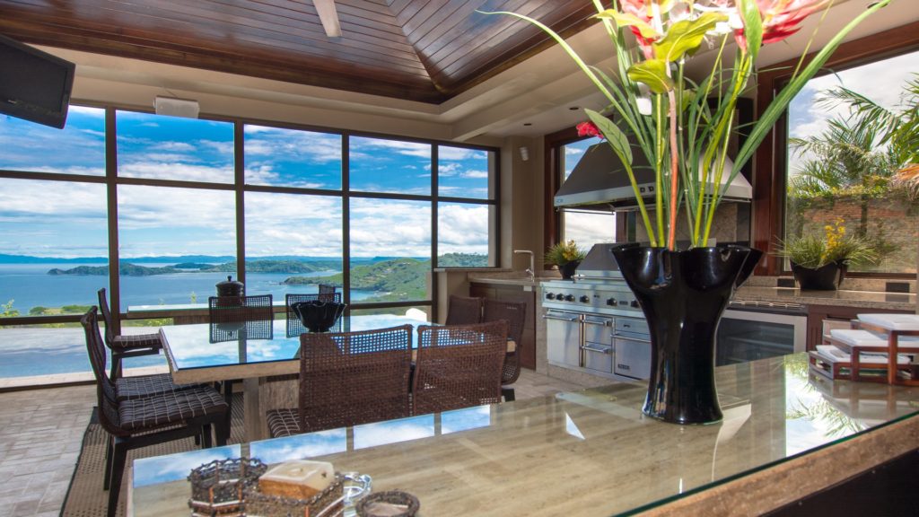 Thrilling views from this space will have you planning for activities to do. Spotless kitchen area, with a cup of coffee as you take in all the views. Plan on taking the views from Costa Rica? Enjoy your day at Golfo de Papagayo.