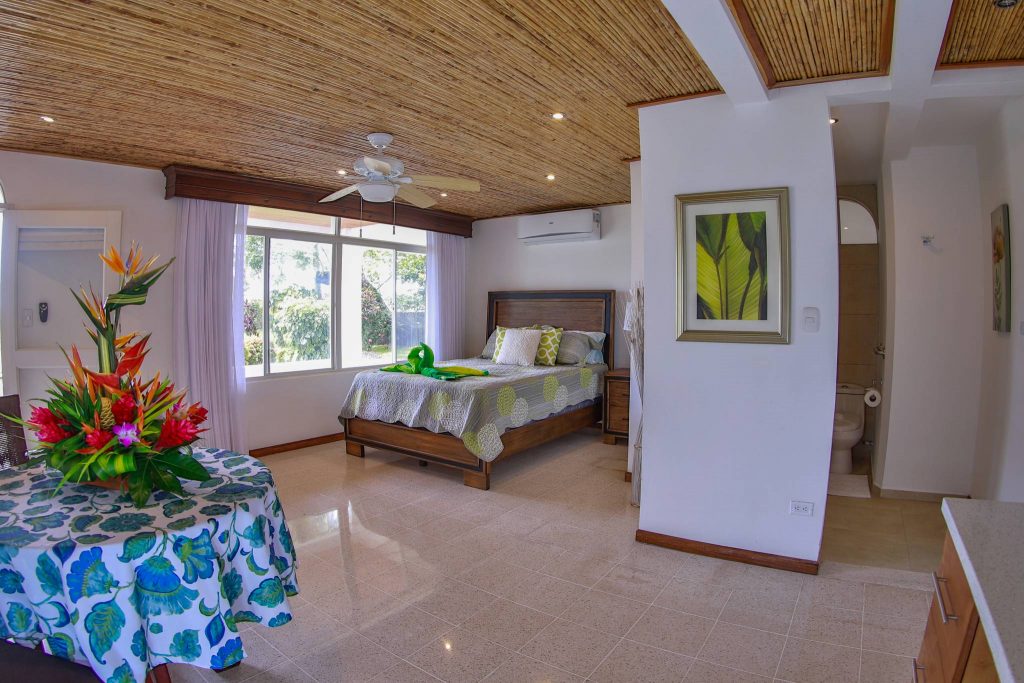Spacious suite with beautifully furnished with awesome art decoration!!