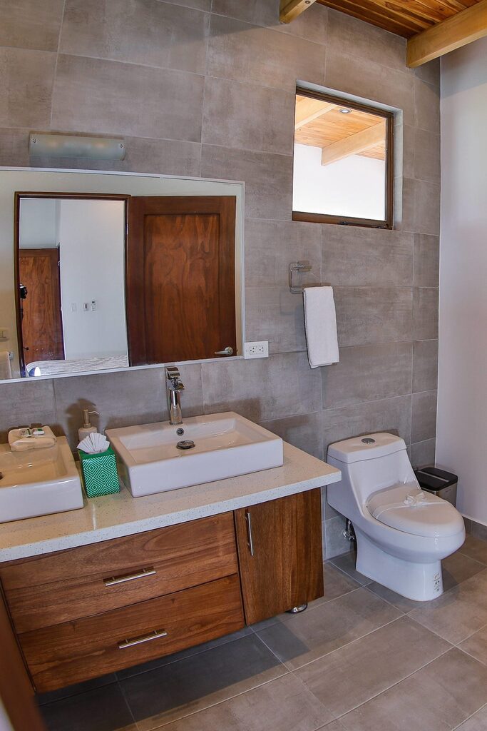 More views of the full bathroom with all amenities included!!