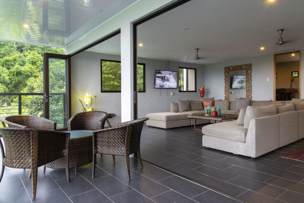 With the doors of the living room completely open you can sit and relax in the tropical breeze.