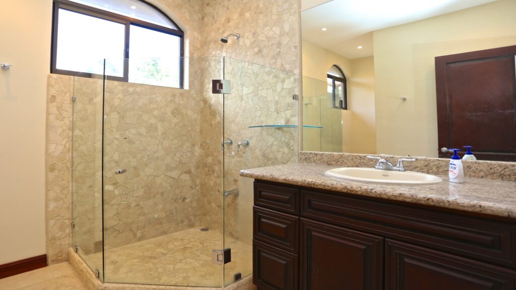 This bathroom has a nice view. Elegant space for all persons on the trip. Great start to the day. Play hard and here at Golfo de papagayo we have it in this room. 