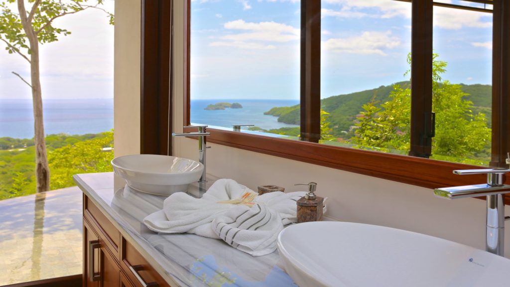 Scenic views is what can be appreciated with a peaceful private bath while experiencing Costa Rica views. Time is all you need to relax at papagayo