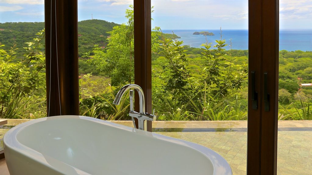 Take a peaceful bath while experiencing the views. The stunning area is as pleasant area as any to finish out your day with beautiful views at golfo de papagayo