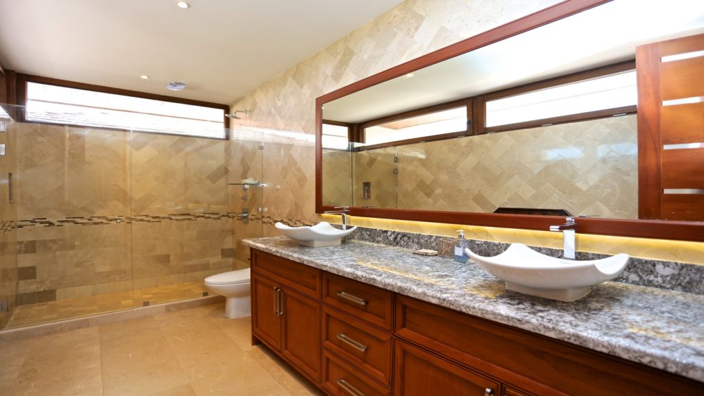 Need some time to break away from the hustle and bustle while staying at this vacation getaway? Enjoy yourself while you do what is relaxing in this bathroom. Take your time while at golfo de papagayo