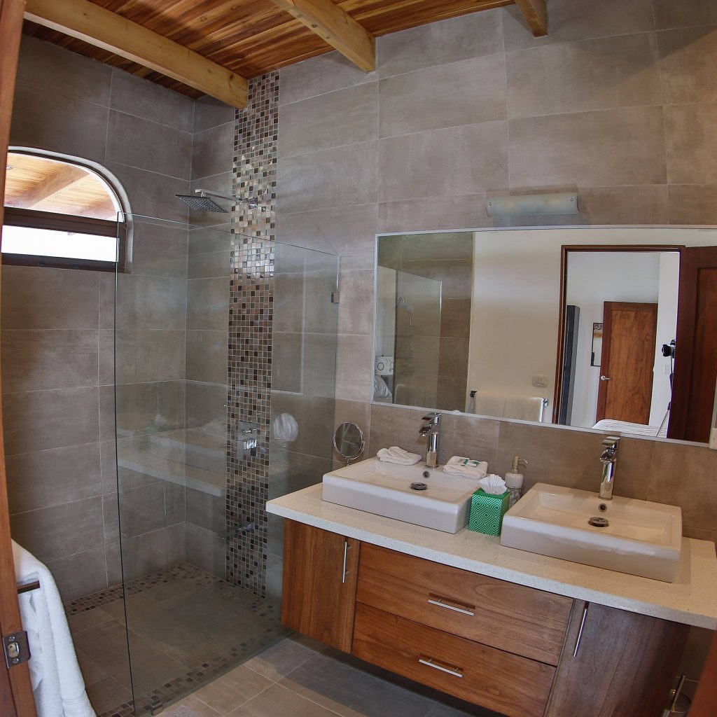 Full bathroom with all amenities included!!