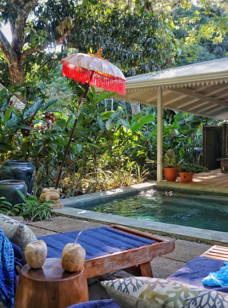 Grab some sun and a cool drink on the deck of this secluded hideaway in Manuel Antonio. 