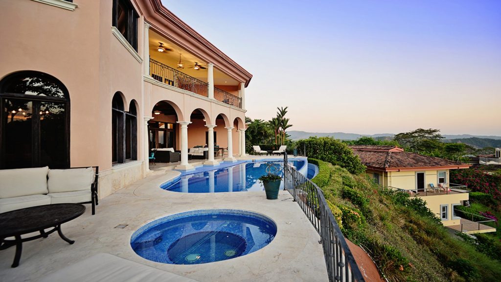 Delight in the pool and jacuzzi, accompanied by this awe-inspiring panorama.