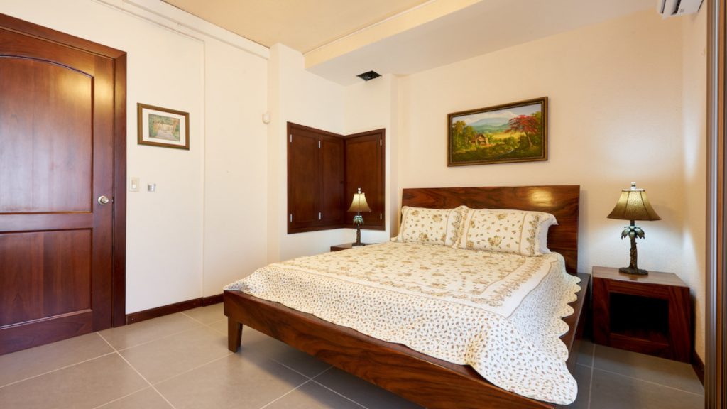 This large bedroom provide a great level of comfort for your stay here.
