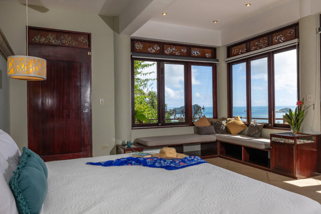 Indulge in the comfort of this master bedroom, complete with a king-size bed, full air conditioning, and spectacular ocean views of Manuel Antonio.