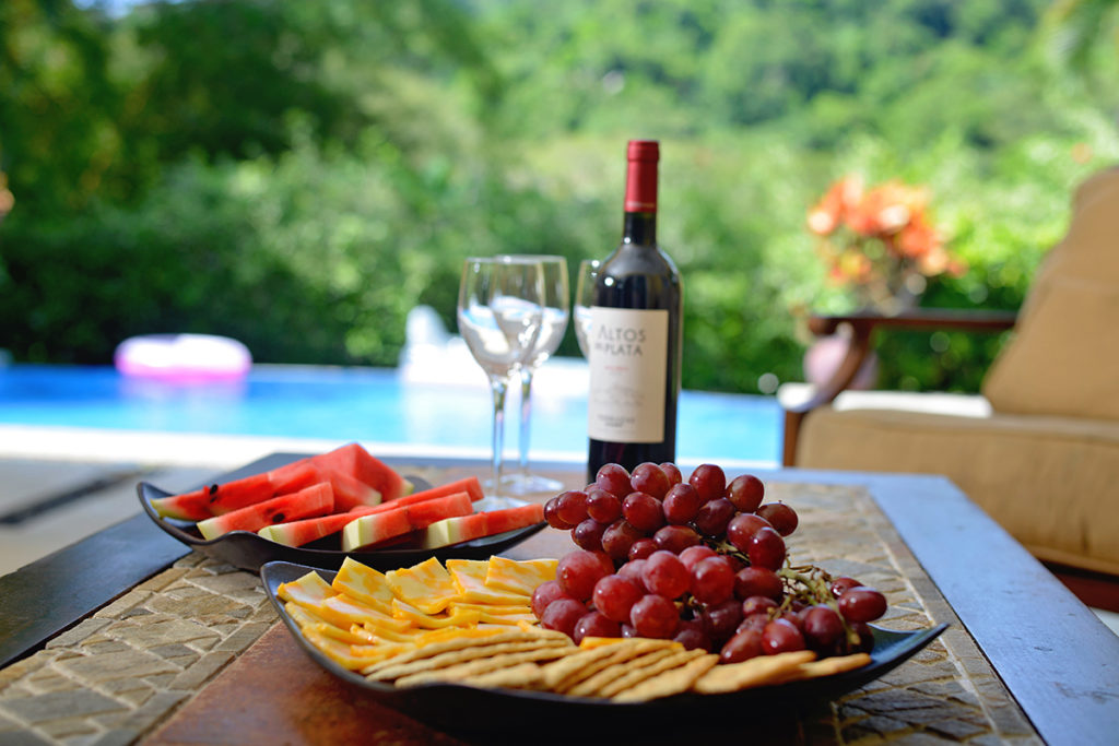 Enjoy fresh tropical fruits any time of the day, with a nice bottle of wine ... it's your vacation!