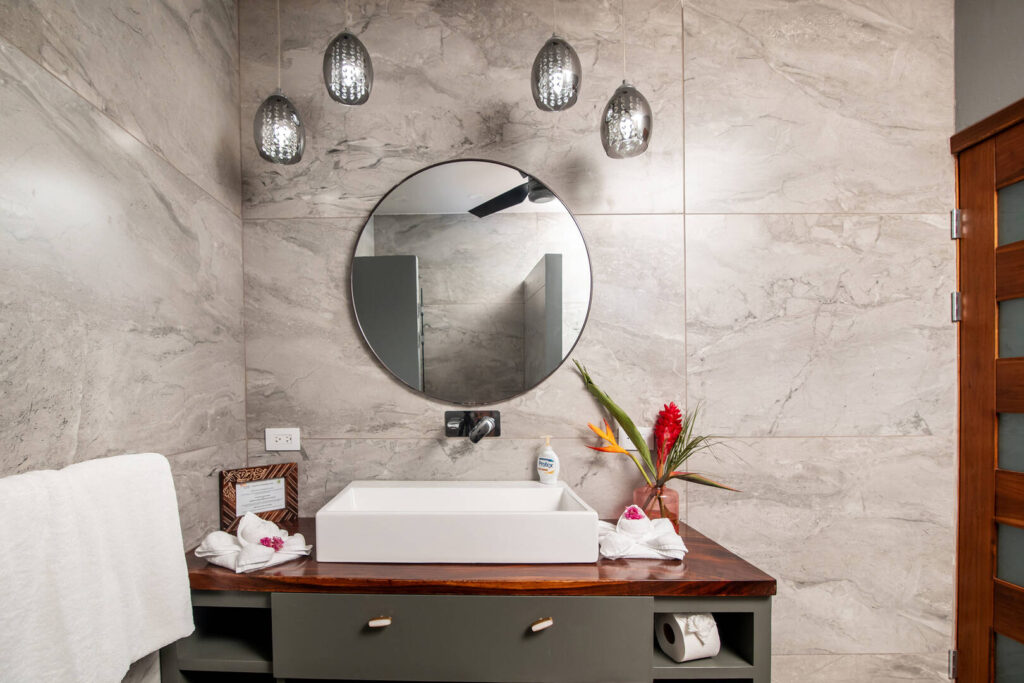 Another tastefully-appointed bathroom with natural accents.