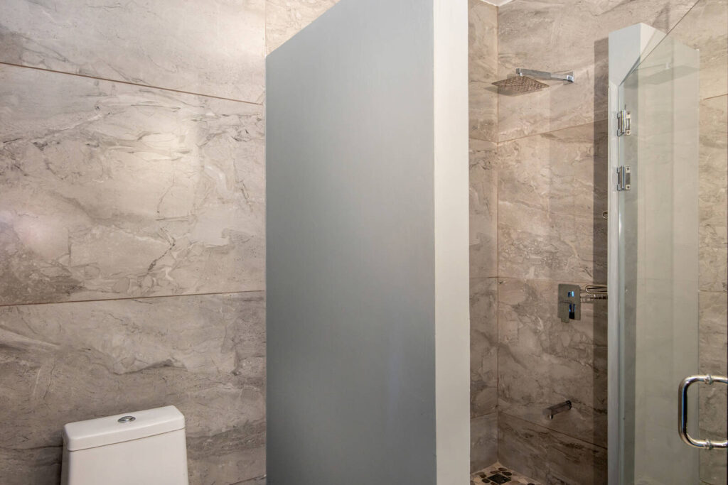 Luxury shower fittings and beautiful porcelain tiles are found throughout the bathrooms.