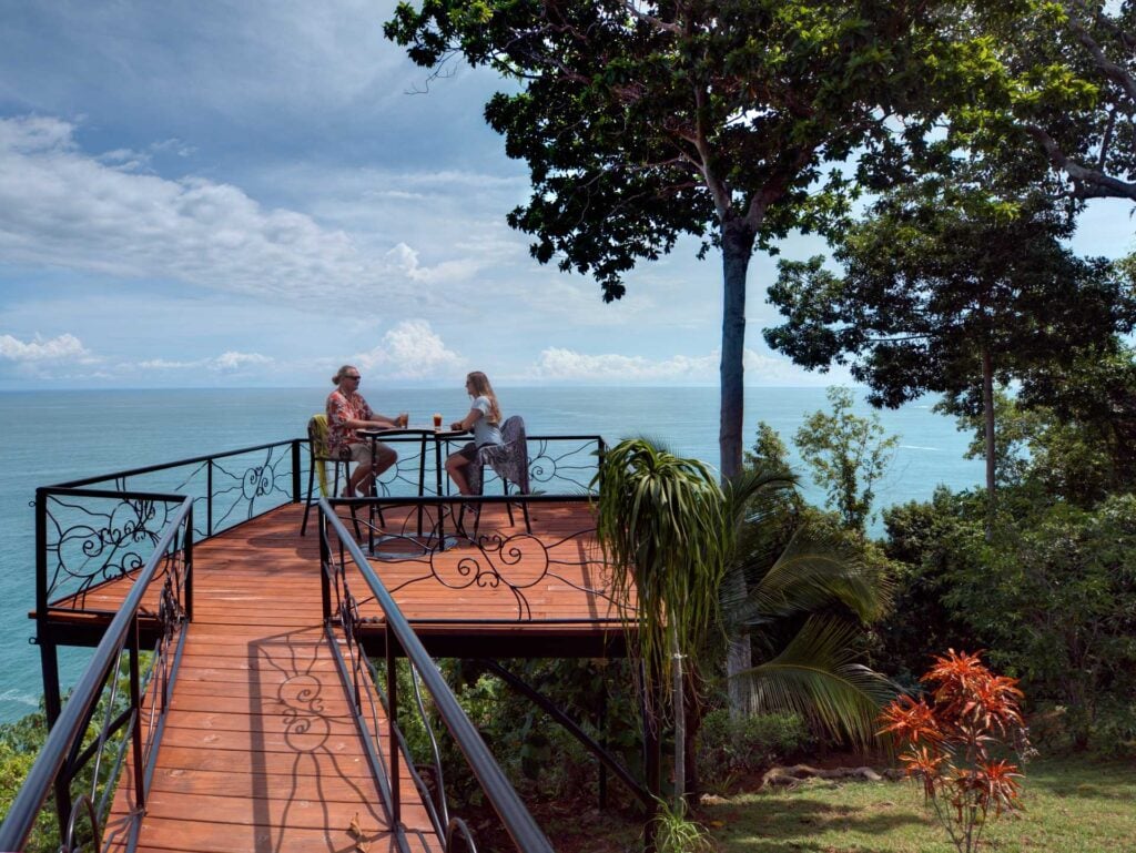 Oceanfront dining, jungle breeze.