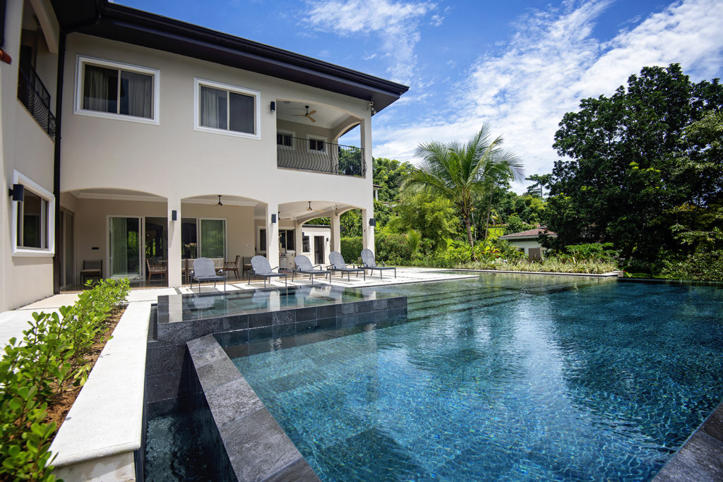 modern-pool-and-lounge- area