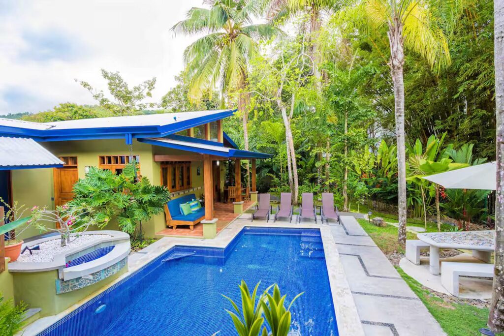 The large pool has plenty of seating around it, including some comfy sun loungers to catch some Costa Rican rays!