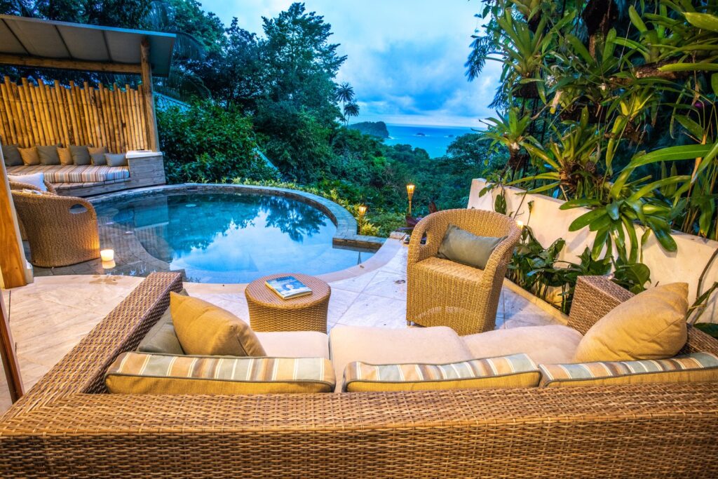 The outdoor seating area combines a tropical feeling with luxurious comfort.