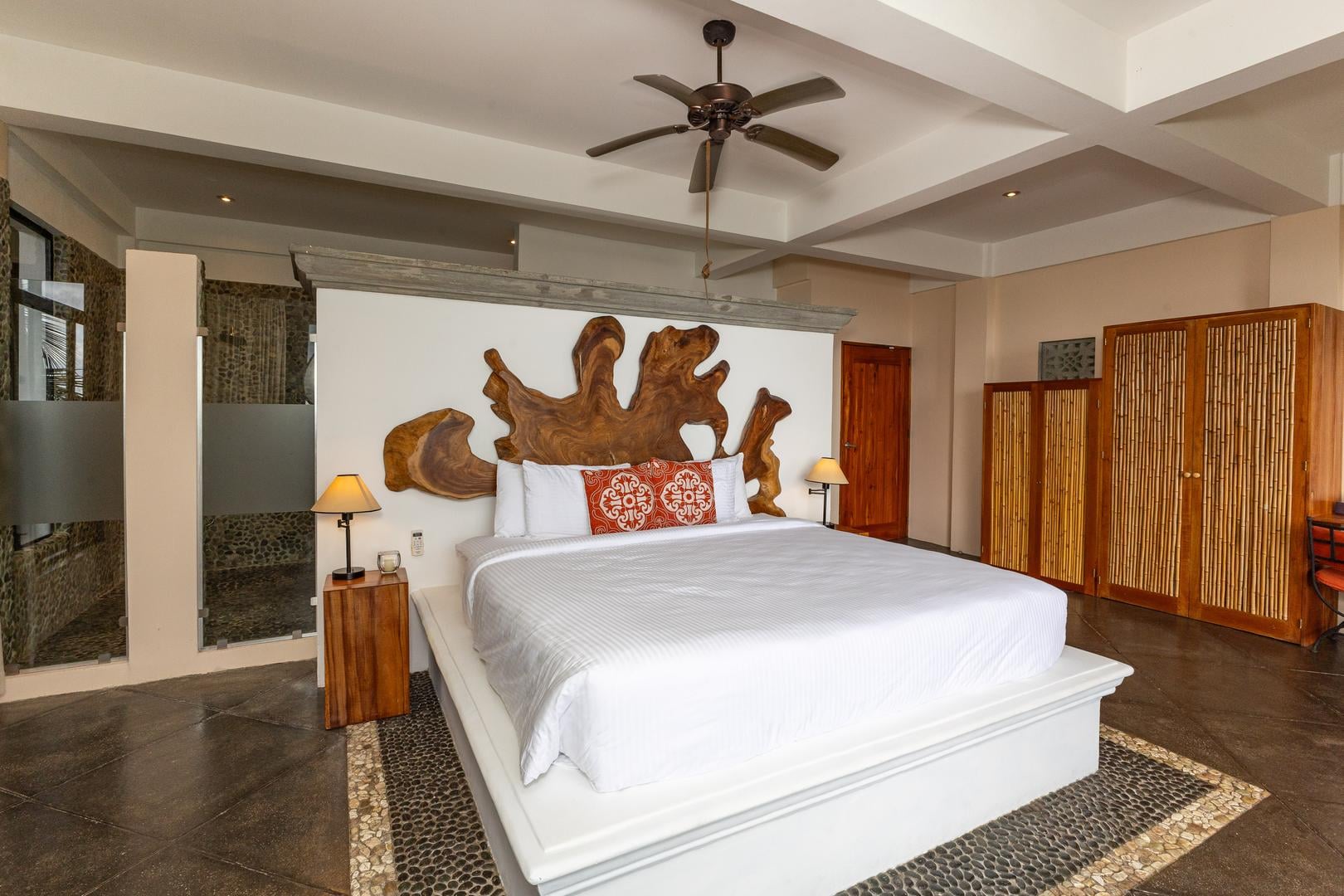 stunning-king-bed-facing-pacific