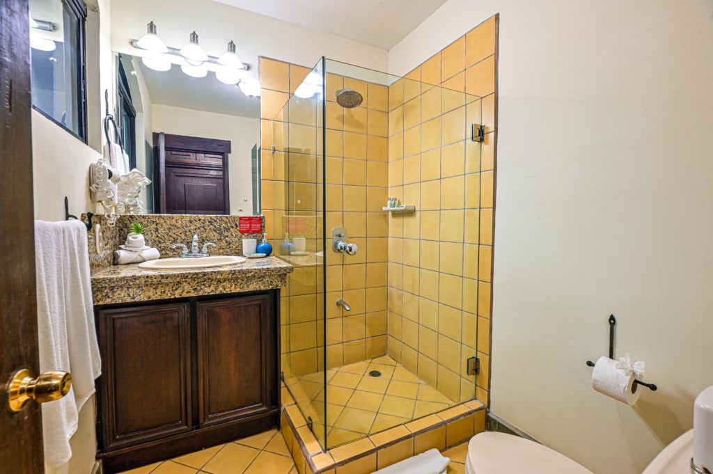 This family vacation rental features  5.5 bathrooms.