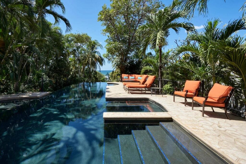 Catch some warm Costa Rican rays on the comfortable loungers, then cool off with an invigorating dip in the pool.