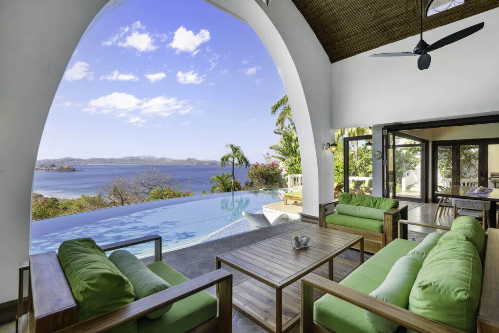 Ocean view villa within walking distance of Flamingo Beach