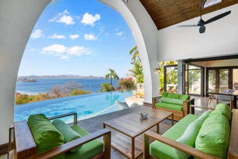 Ocean view villa within walking distance of Flamingo Beach