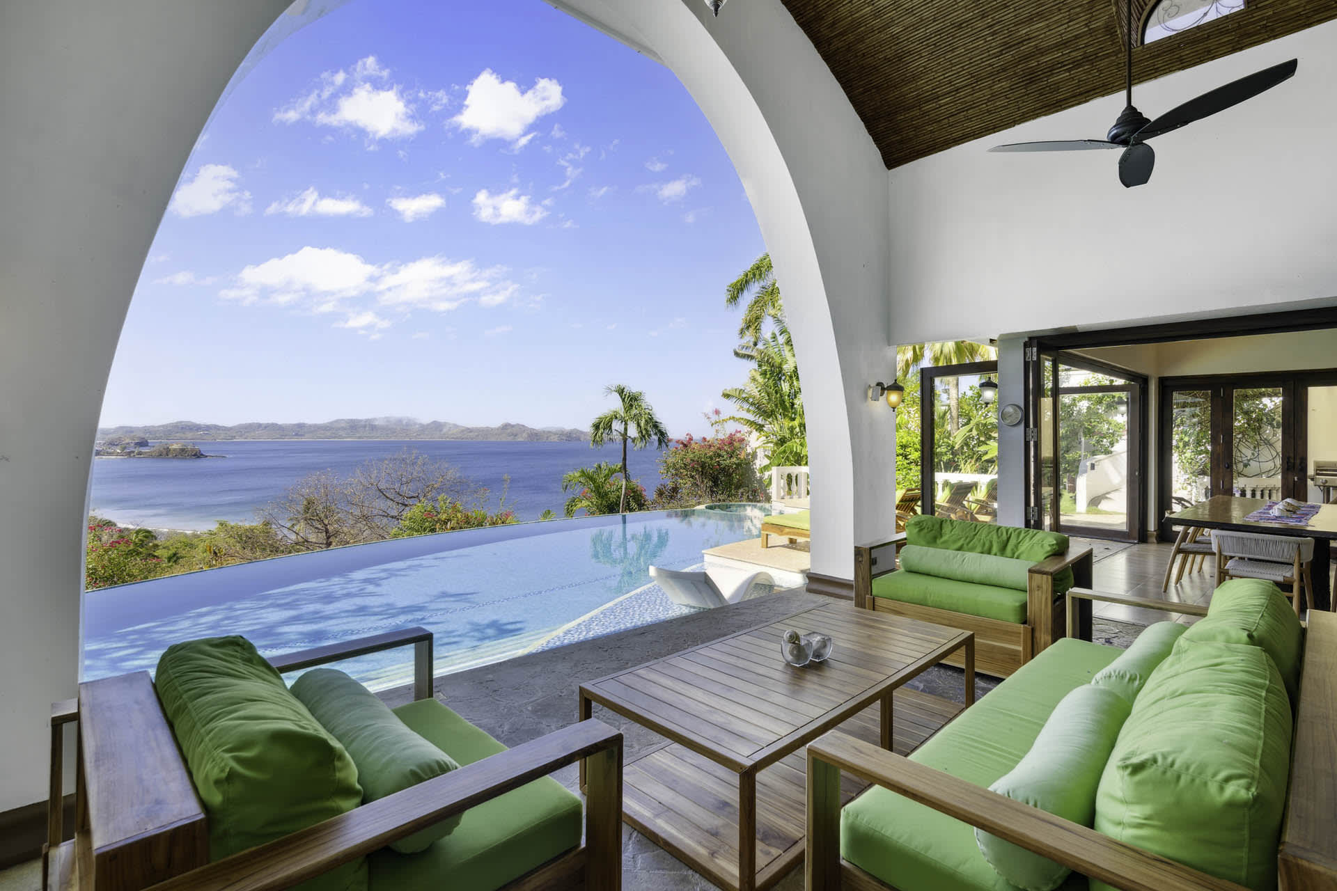 Ocean view villa within walking distance of Flamingo Beach