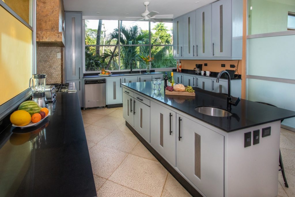Sit and relax, have your morning coffee or a afternoon whine while having a view form the kitchen into the jungle.