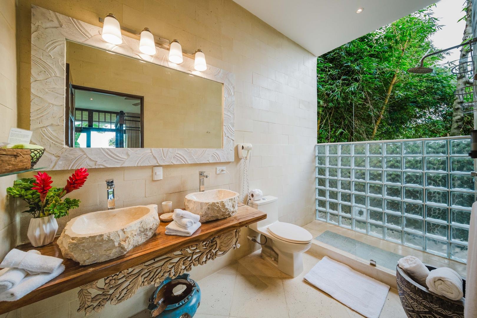 outdoor-bathroom-with-jungle-views