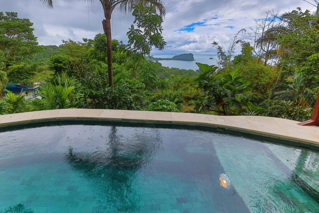 Great pool overlooking the pacific ocean