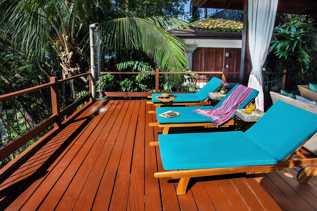 Work on your tan under the tropical rays with a cool drink on the sun deck then refresh in the pool or outdoor shower.