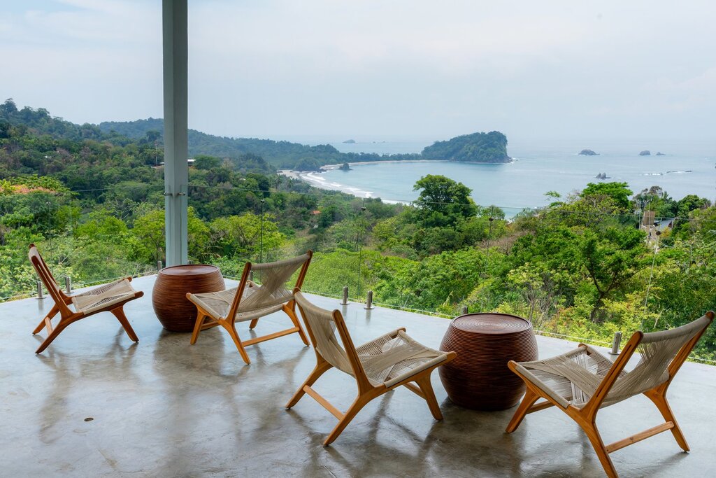 These beautiful natural terrace chairs are perfectly placed for you to enjoy the stunning Manuel Antonio coastline.