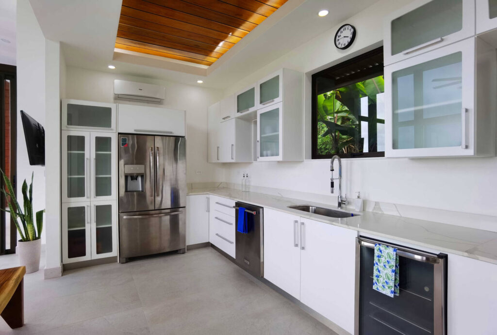 Your modern gourmet kitchen has a garden view and is the ideal space for a relaxing cooking experience.
