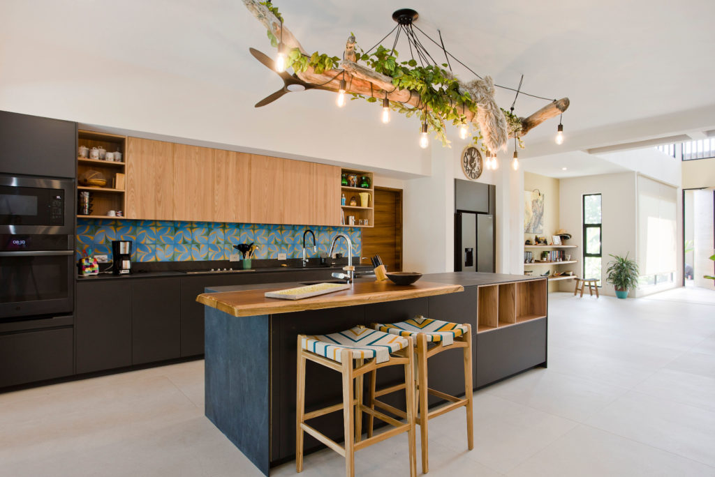 Inviting elegant breakfast bar and full modern kitchen.