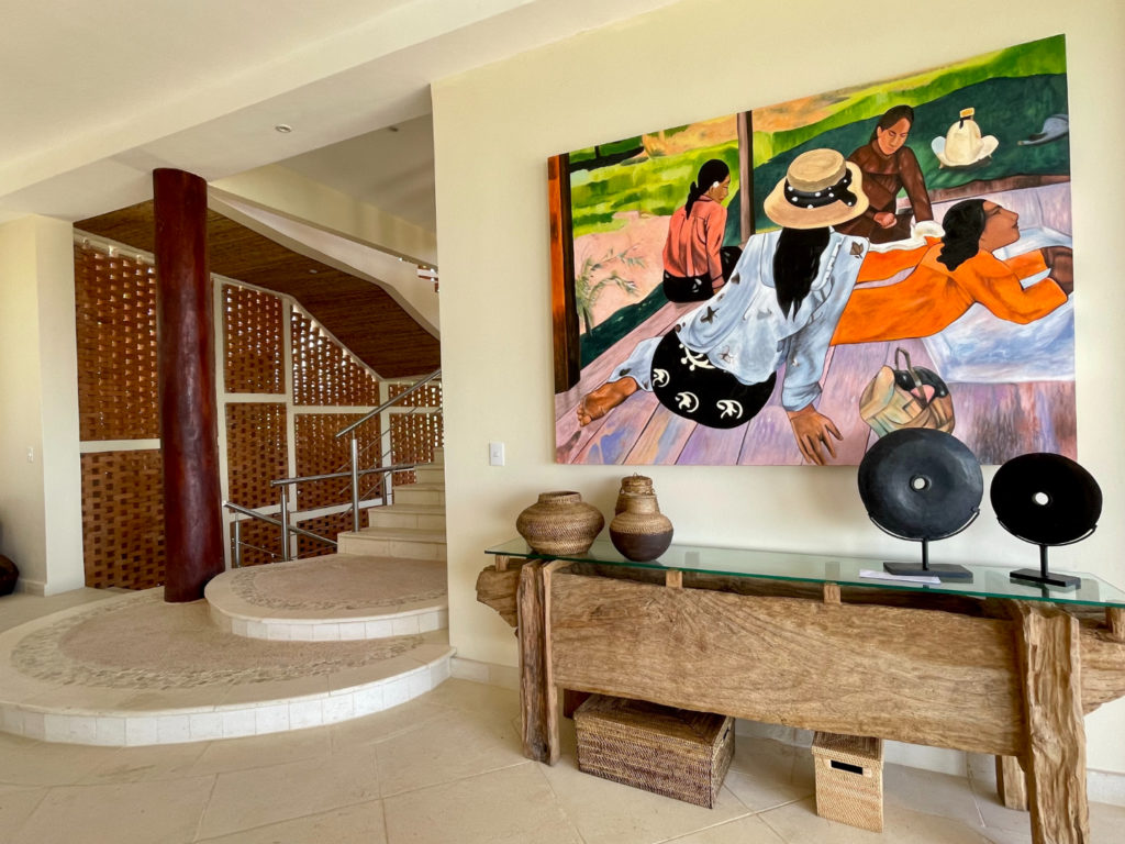 Throughout this exceptional vacation home, you'll discover original spaces adorned with unique design and artistic features.