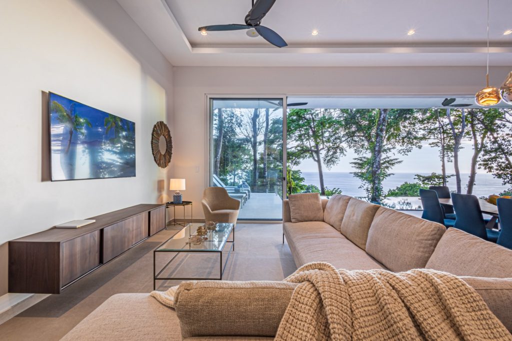 The simple modern design lets the stunning ocean views take center stage.