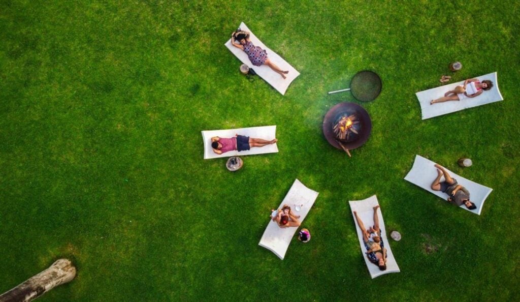 You and your friends can lay back with a refreshing drink around the firepit.