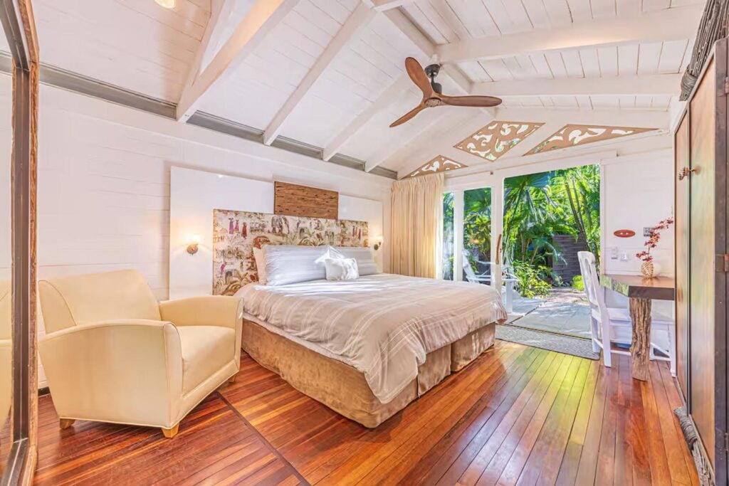 Each bedroom has air conditioning and a ceiling fan or simply open the doors and let in the fresh sea breeze.