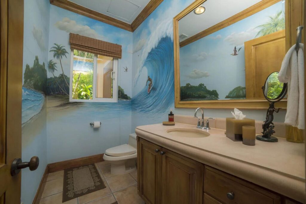 Another beautifully-painted mural on a bathroom wall - if surfing is your thing, Jaco is just 15 minutes away.