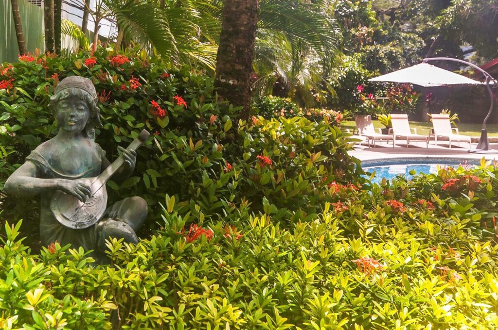 The tropical garden is well-kept, with a large lawn and fruit trees to explore at the back of the house.