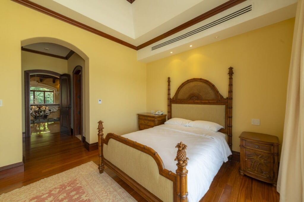 A thoughtfully designed bedroom with classic wood finishes and a calm, private atmosphere.